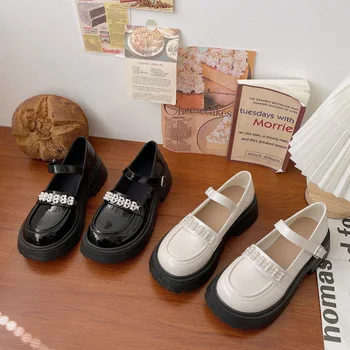 Модные женские туфли на плоской подошве с бусинами, ремешком с пряжкой и жемчугом, модельные туфли для женщин 2023, Белые женские туфли на платформе из искусственной кожи